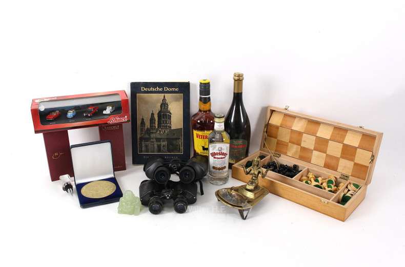 Konvolut Hausrat: Schachspiel, Ferngläser, Spirituosen etc.
