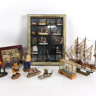 Schaukasten mit maritimen Dekorationen sowie Dekofiguren