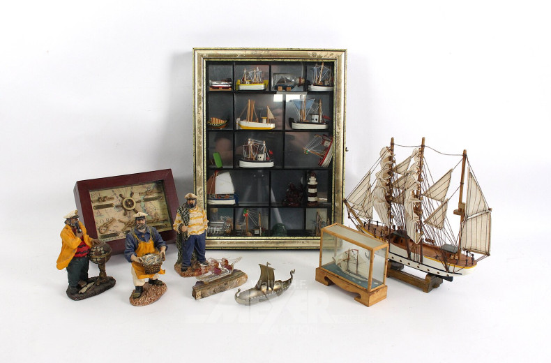 Schaukasten mit maritimen Dekorationen sowie Dekofiguren