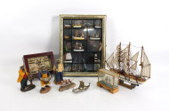 Schaukasten mit maritimen Dekorationen sowie Dekofiguren