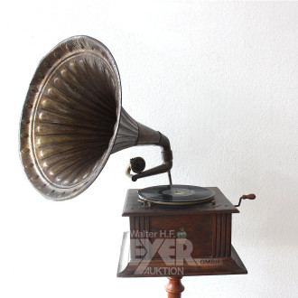 Trichtergrammophon mit kl. Säulentisch