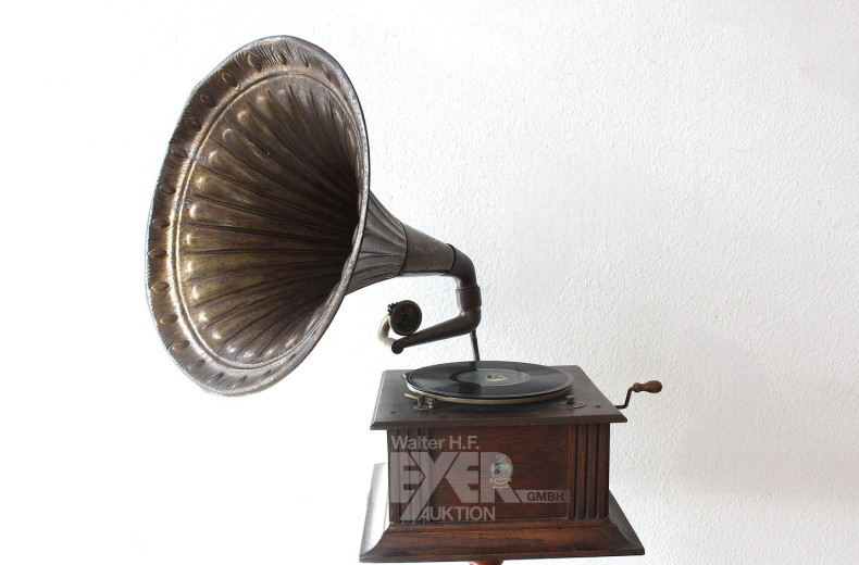 Trichtergrammophon mit kl. Säulentisch