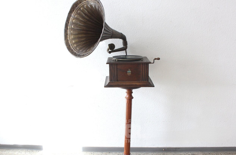 Trichtergrammophon mit kl. Säulentisch