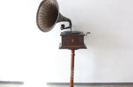 Trichtergrammophon mit kl. Säulentisch