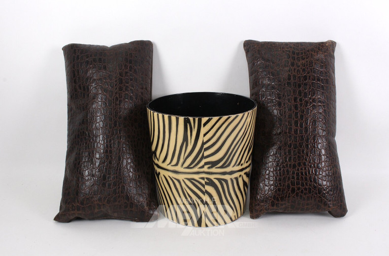 Papierkorb mit Tigerdekor u. 2 kl. Kissen