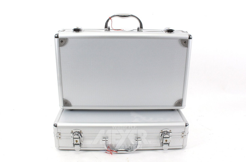 2 Alukoffer mit div. Münztableaus in Blau