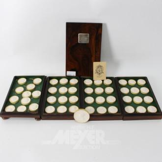 Holzbox mit einer Sammlung von Porzellanmedaillen mit div. Herrscherportraits
