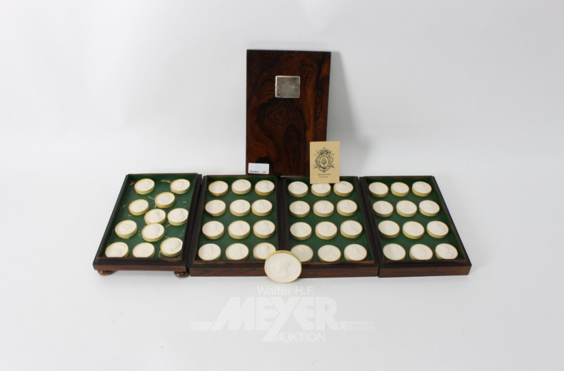 Holzbox mit einer Sammlung von Porzellanmedaillen mit div. Herrscherportraits