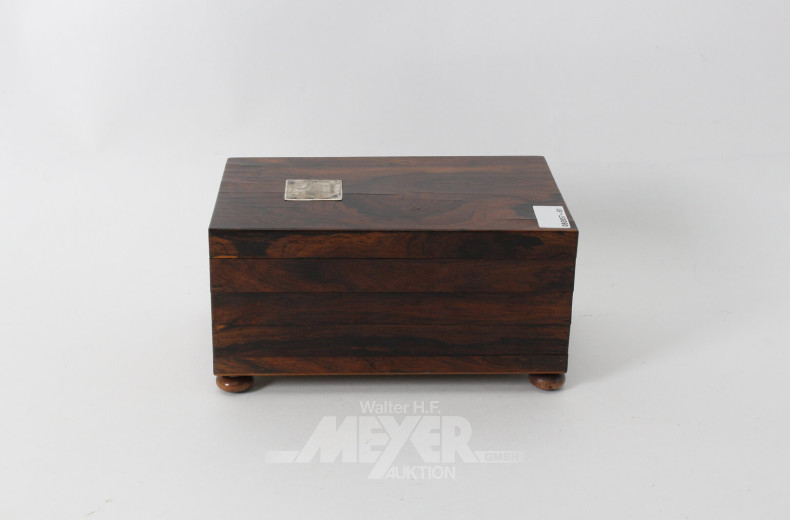 Holzbox mit einer Sammlung von Porzellanmedaillen mit div. Herrscherportraits