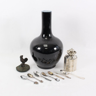 Konvolut: gr. Vase, Teedose, Tee/Andenkenlöffel, Bronzefigur "Hahn"