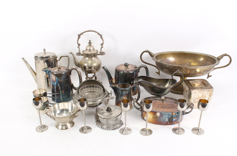 gr. Posten Metall-Geschirrteile: Becher, Kannen, Schalen,