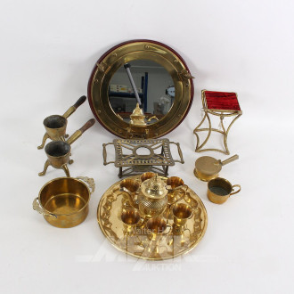 Spiegel im Bullauge und div. Messingdkorationen: Aschensammler, Becher, Mokkakanne, Tablett
