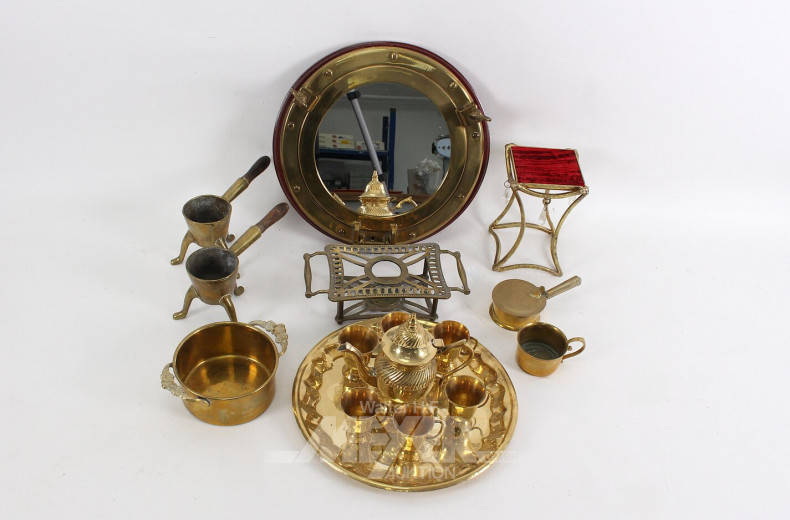 Spiegel im Bullauge und div. Messingdkorationen: Aschensammler, Becher, Mokkakanne, Tablett