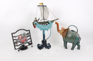 3 Metalldekorationen: Balance-Figur "Schaukelschiff", Kochbuchstütze, Gießkanne "Elefant"