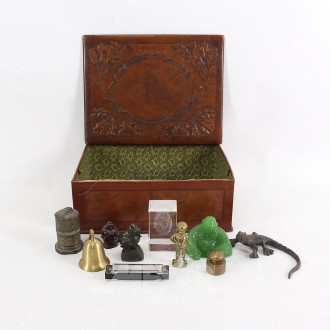 Posten Dekorationen/Figuren in einer Jugendstil-Schatulle