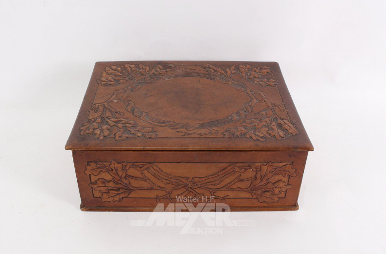 Posten Dekorationen/Figuren in einer Jugendstil-Schatulle