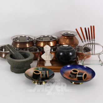 Posten Hausrat: Kupfer-Servierschalen, Obsstmesser, kl. Tablett, Dekokugel, Büste,