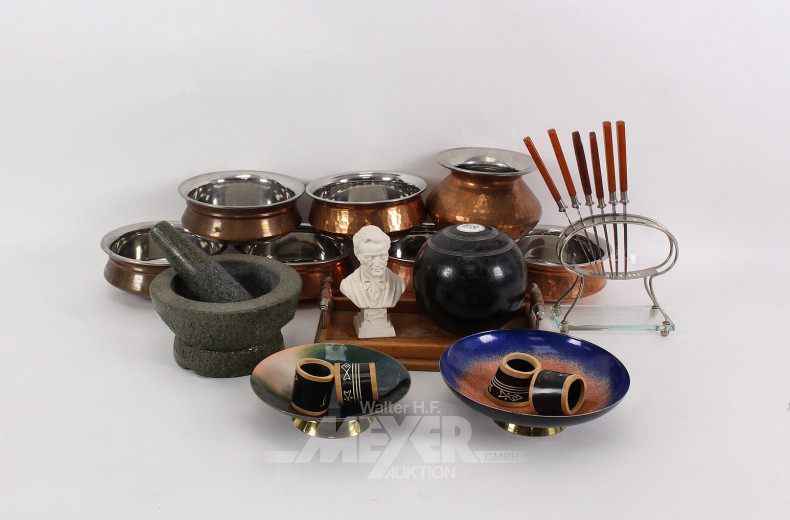 Posten Hausrat: Kupfer-Servierschalen, Obsstmesser, kl. Tablett, Dekokugel, Büste,