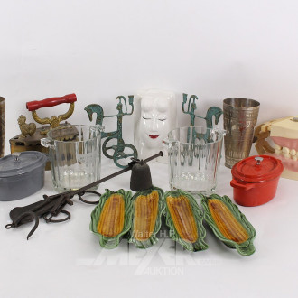 Posten Dekorationen: altes Bügeleisen,  Becher, Marktwaage, kl. Schnorbräter, Eiseimer etc