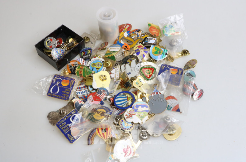 Konvolut Broschen und Anstecker