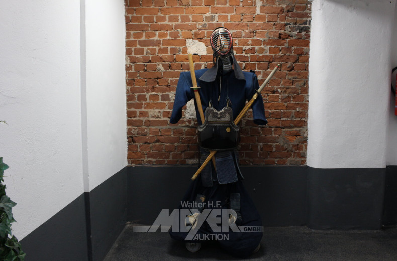 Kendo-Rüstung/Kleidung und 2 Bambus-Trainingsschwerter