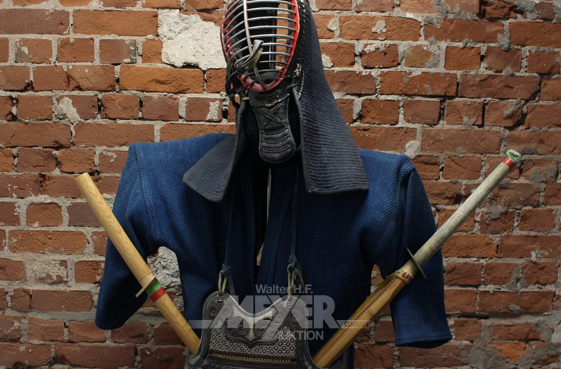Kendo-Rüstung/Kleidung und 2 Bambus-Trainingsschwerter
