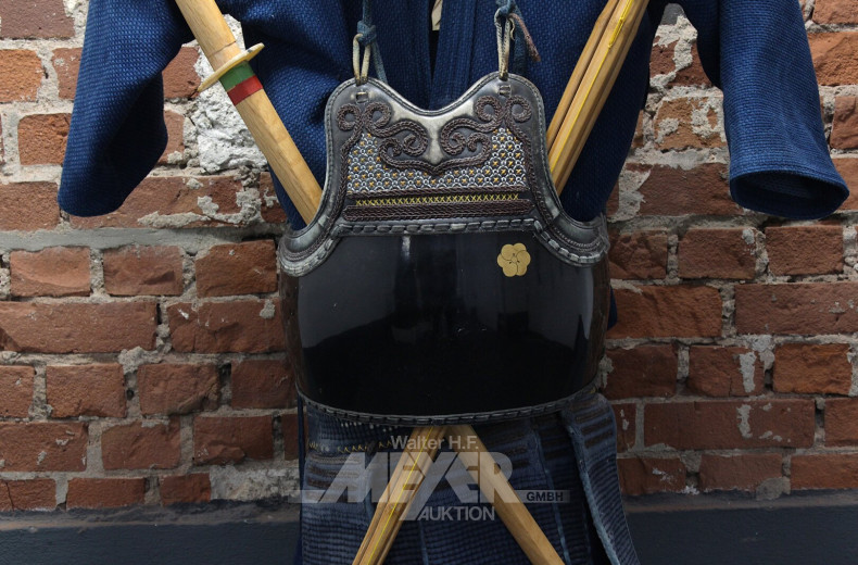 Kendo-Rüstung/Kleidung und 2 Bambus-Trainingsschwerter