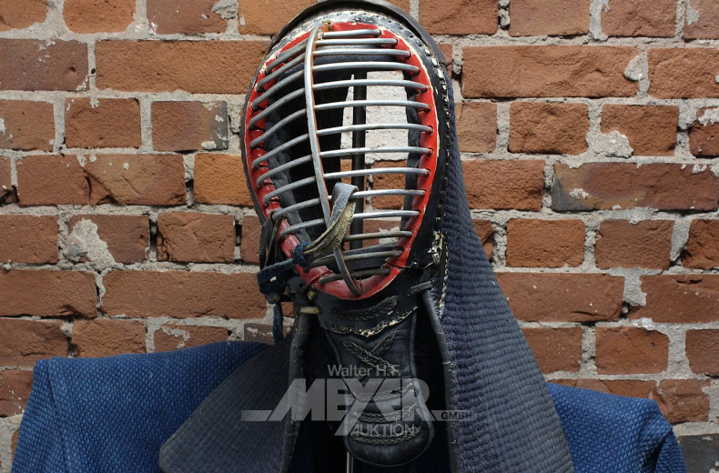 Kendo-Rüstung/Kleidung und 2 Bambus-Trainingsschwerter