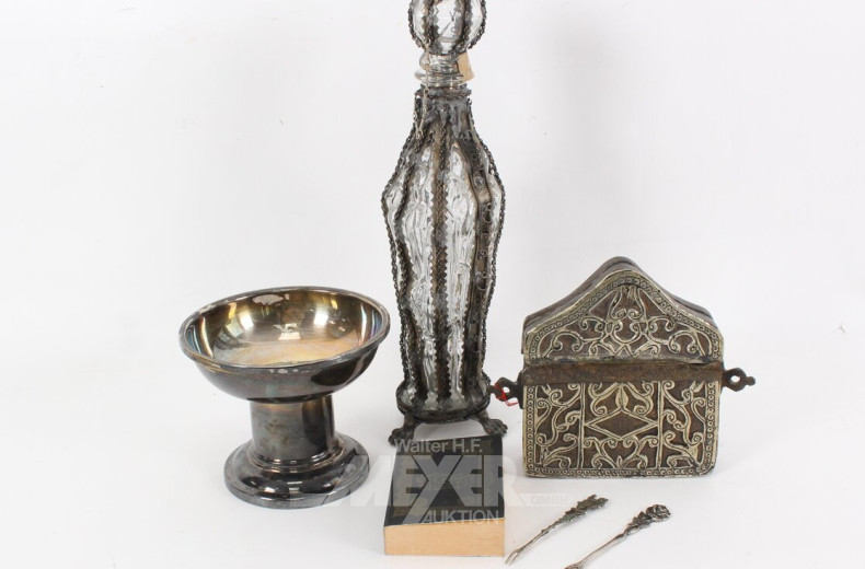 Konvolut: Karaffe, Fußschale, Koranhalter inkl.  Koran,  Cocktailgabeln