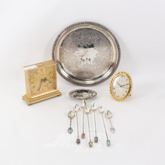 Posten versch. Dekoration: Tischuhren, Cocktaillöffel, Tablett