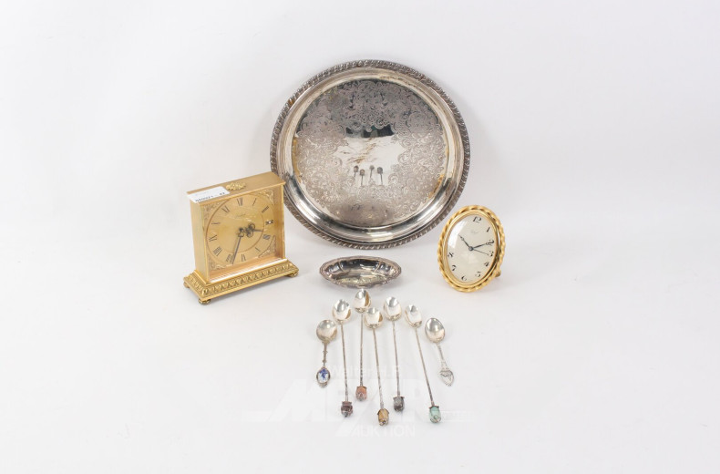 Posten versch. Dekoration: Tischuhren, Cocktaillöffel, Tablett