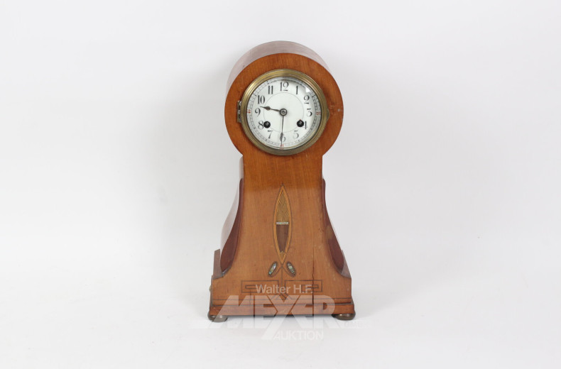 kl. Buffetuhr im Jugendstil mit Perlmuttintarsien und Pendel