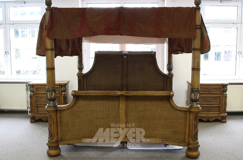 massives Himmelbett mit 2 Nachtschränken, 3-zügig