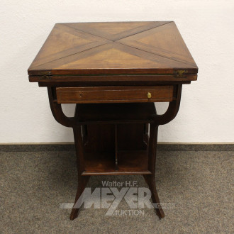 Spieltisch mit grüner Filzauflage