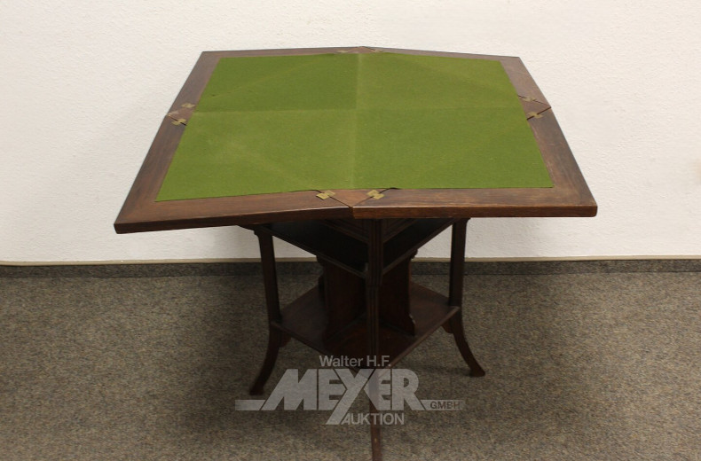 Spieltisch mit grüner Filzauflage