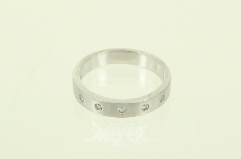 Ring, besetzt mit 5 kl. Diamanten