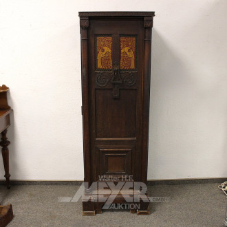 Pfeilerschrank mit Vogelmalerei u. Metallbeschläge