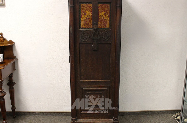 Pfeilerschrank mit Vogelmalerei u. Metallbeschläge