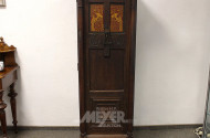 Pfeilerschrank mit Vogelmalerei u. Metallbeschläge