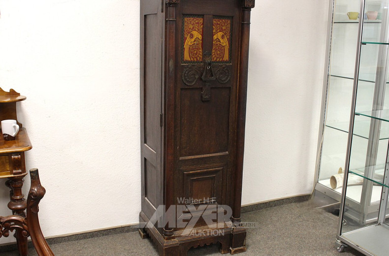 Pfeilerschrank mit Vogelmalerei u. Metallbeschläge