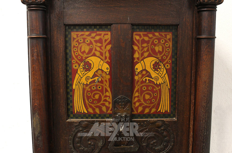 Pfeilerschrank mit Vogelmalerei u. Metallbeschläge
