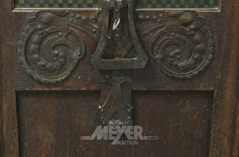 Pfeilerschrank mit Vogelmalerei u. Metallbeschläge