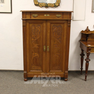 Vertiko im Jugendstil mit floraler Schnitzerei