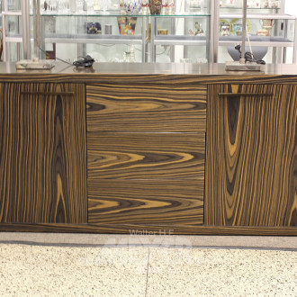 Sidebord mit Kunststofffurnier in Holzoptik, 3-zügig (Push2open), 2-türig, brünierte Messinggriffe