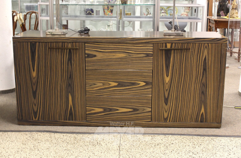 Sidebord mit Kunststofffurnier in Holzoptik, 3-zügig (Push2open), 2-türig, brünierte Messinggriffe