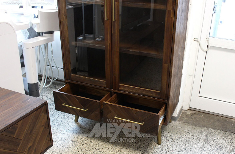 Vitrinenschrank in Parkett-Optik auf goldfarbenen Füßen