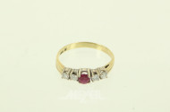Damenring, besetzt mit 1 Rubin und 4 Brillanten