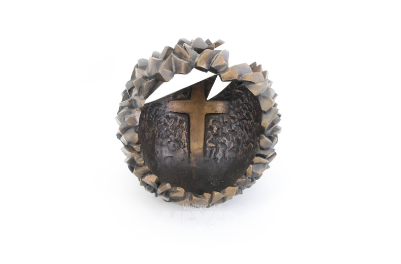 schwere Skulptur "Durchbrochene Kugel mit Kreuz"