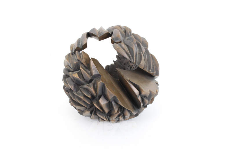 schwere Skulptur "Durchbrochene Kugel mit Kreuz"