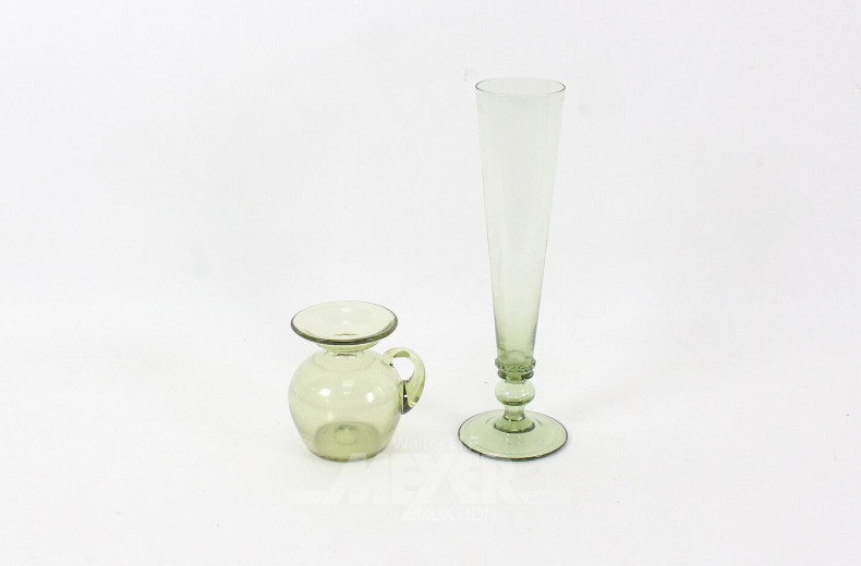 2 versch. Glasvasen, grün im Boden bezeichnet